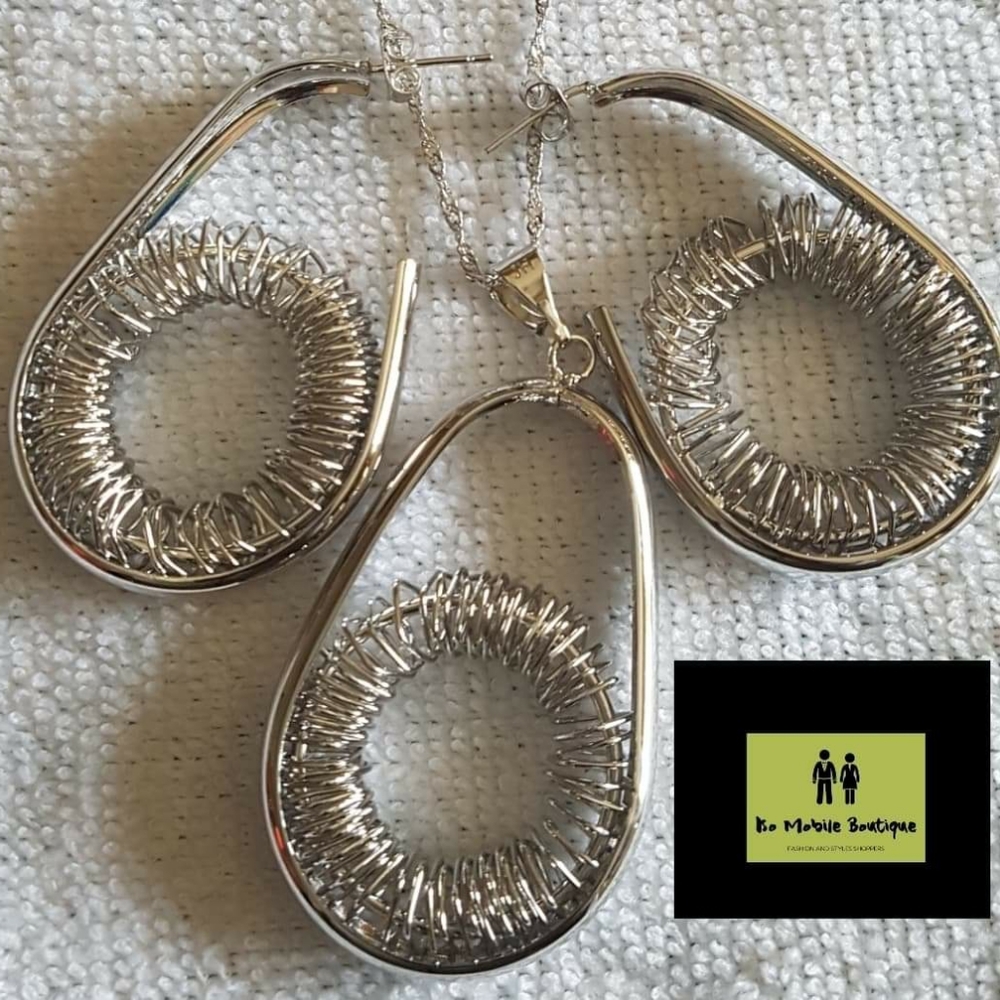 Beautiful Silver Necklace Set